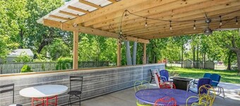 • Casa Dean sleeps 20 close to Fairgrounds and Downtown Des Moines •