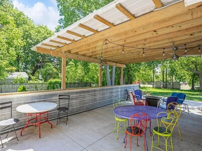 • Casa Dean sleeps 20 close to Fairgrounds and Downtown Des Moines •