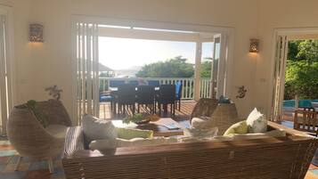 Een smart-tv en boeken