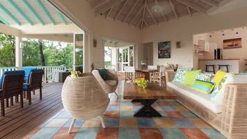 Een smart-tv en boeken