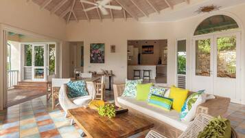 Een smart-tv en boeken