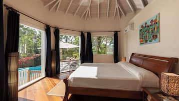 2 slaapkamers, een kluis op de kamer, een bureau