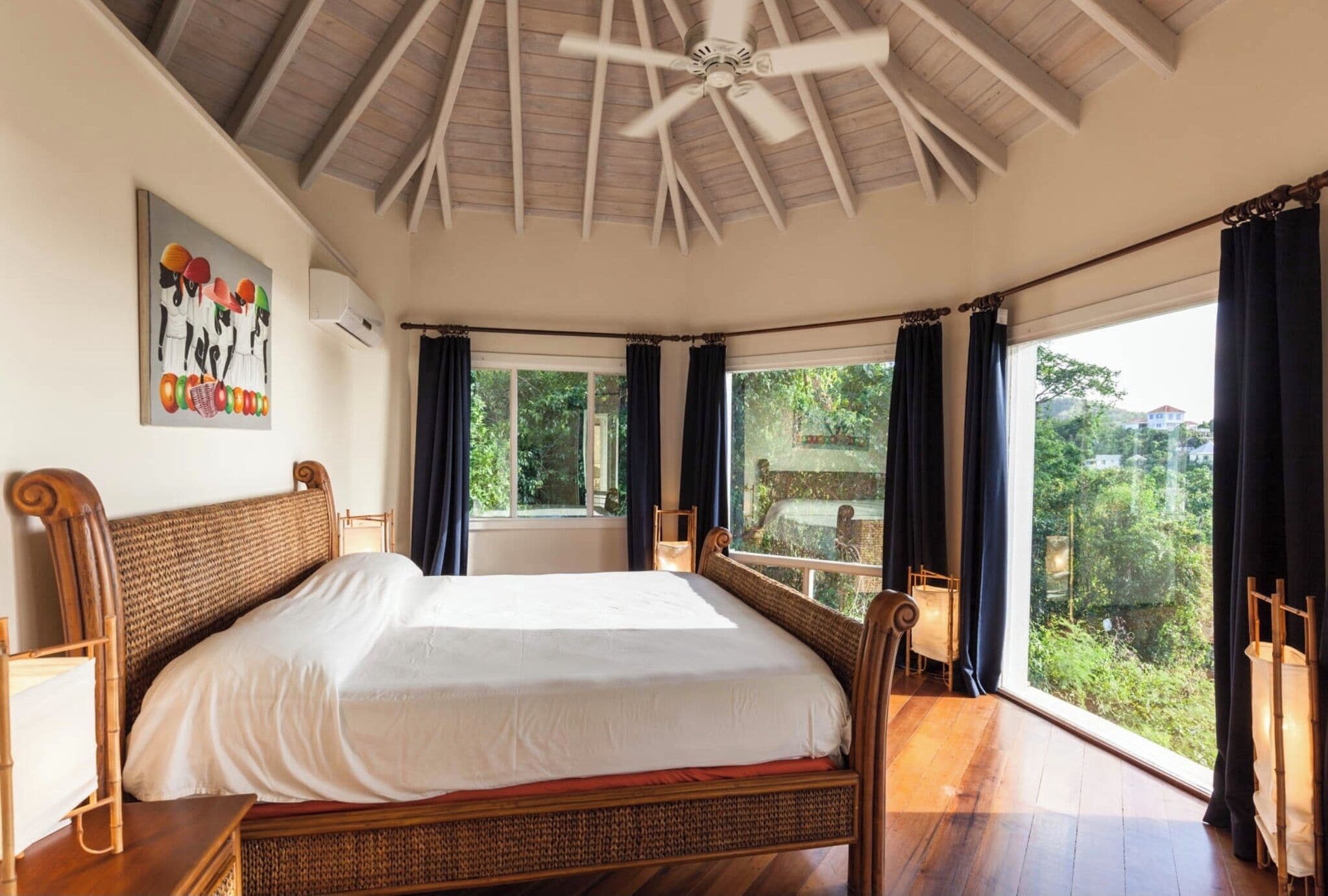 2 slaapkamers, een kluis op de kamer, een bureau