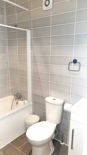 Een haardroger, handdoeken, toiletpapier