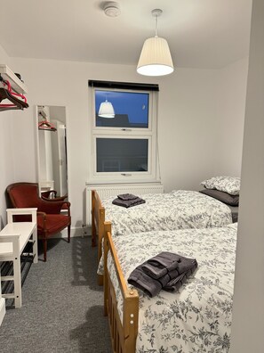 4 bedrooms, iron/ironing board, WiFi, bed sheets