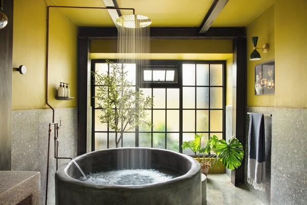 Appartement Deluxe, 1 grand lit, terrasse | Salle de bain | Articles de toilette (gratuits), séchoir à cheveux, serviettes fournies