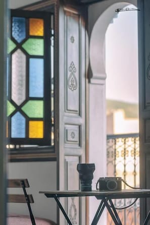 A room with a table, a camera, and a chair. - Dar Rafik (Chefchaouen)