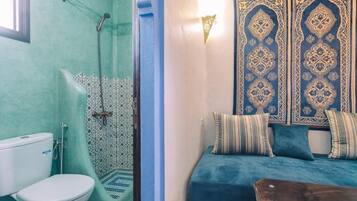 Douche, sĂšche-cheveux, peignoirs, serviettes fournies