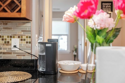 74R - 2BR Quincy - Romantic Stay near Wollaston Beach