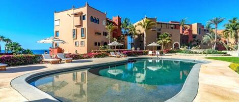 Una piscina al aire libre