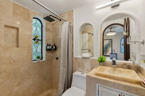Douche, sèche-cheveux, serviettes fournies, savon