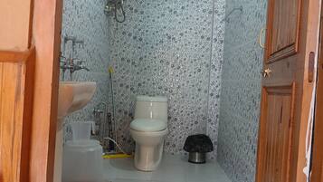 Toalhas de banho, sabonete, papel higiênico