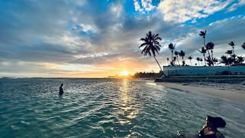 En la playa, sillas reclinables de playa