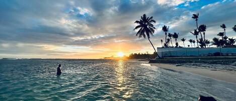 在海滩、沙滩椅