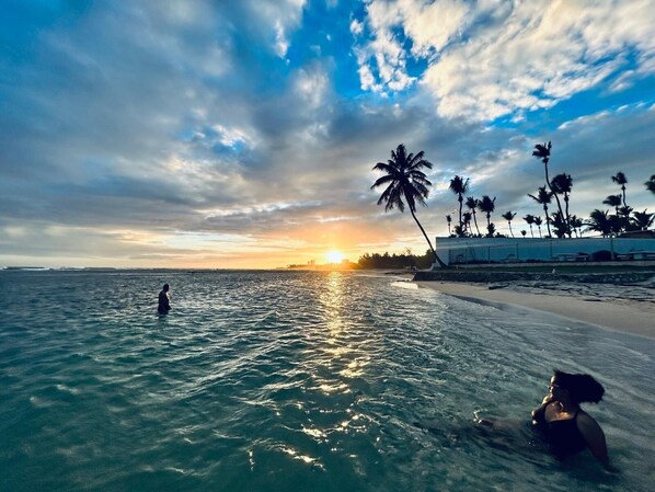 Plage, chaises longues