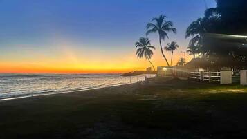 En la playa y camastros