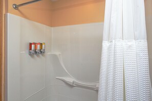 Chuveiro, secador de cabelo, toalhas de banho 