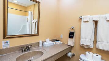 Douche, sĂšche-cheveux, serviettes fournies