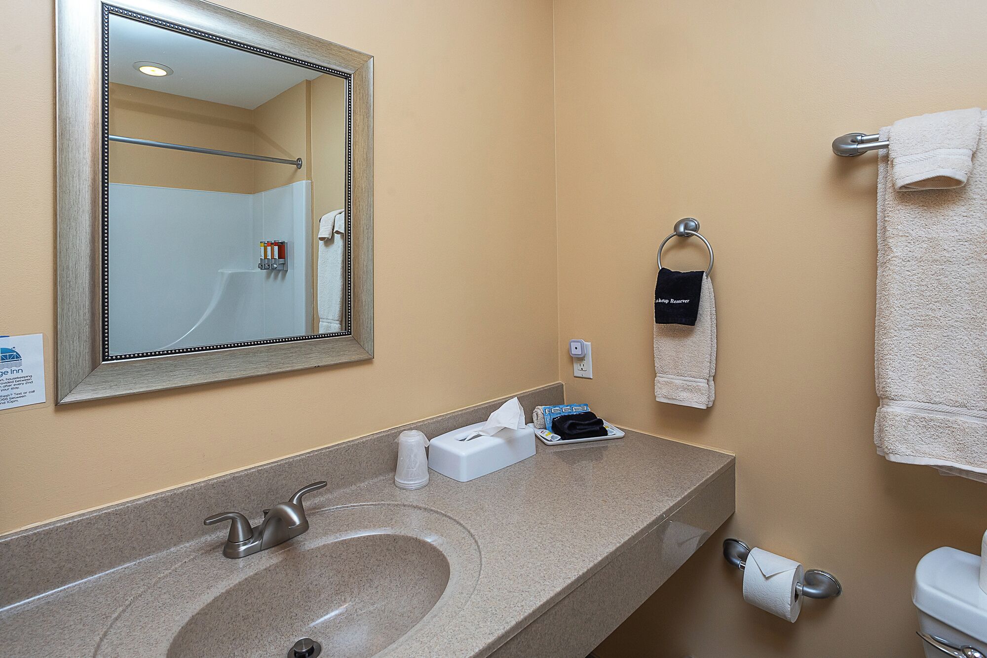 Een douche, een haardroger, handdoeken