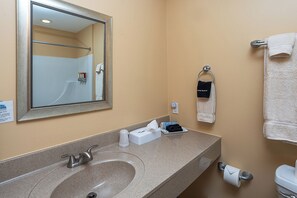 Dusj, hårføner og håndklær