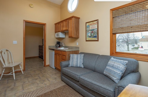 A Suite Place .5 mi from Beach