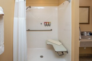 Een douche, een haardroger, handdoeken