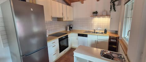 Fridge, microwave, stovetop, dishwasher