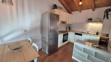 Kühlschrank, Mikrowelle, Herdplatte, Geschirrspüler