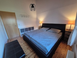 2 bedrooms, WiFi, bed sheets - Red Swedish house pet friendly! (Haselünne)