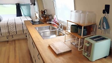 Refrigerador, parrilla de estufa y cafetera y tetera