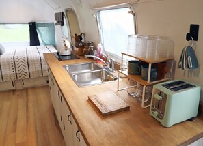 Frigorífico, placa de cocina, cafetera o tetera y utensilios de cocina