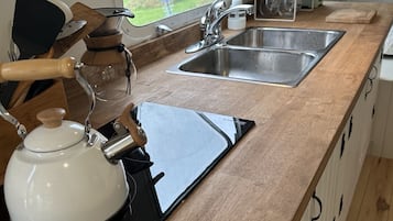 Een koelkast, een kookplaat, een koffiezetapparaat/waterkoker