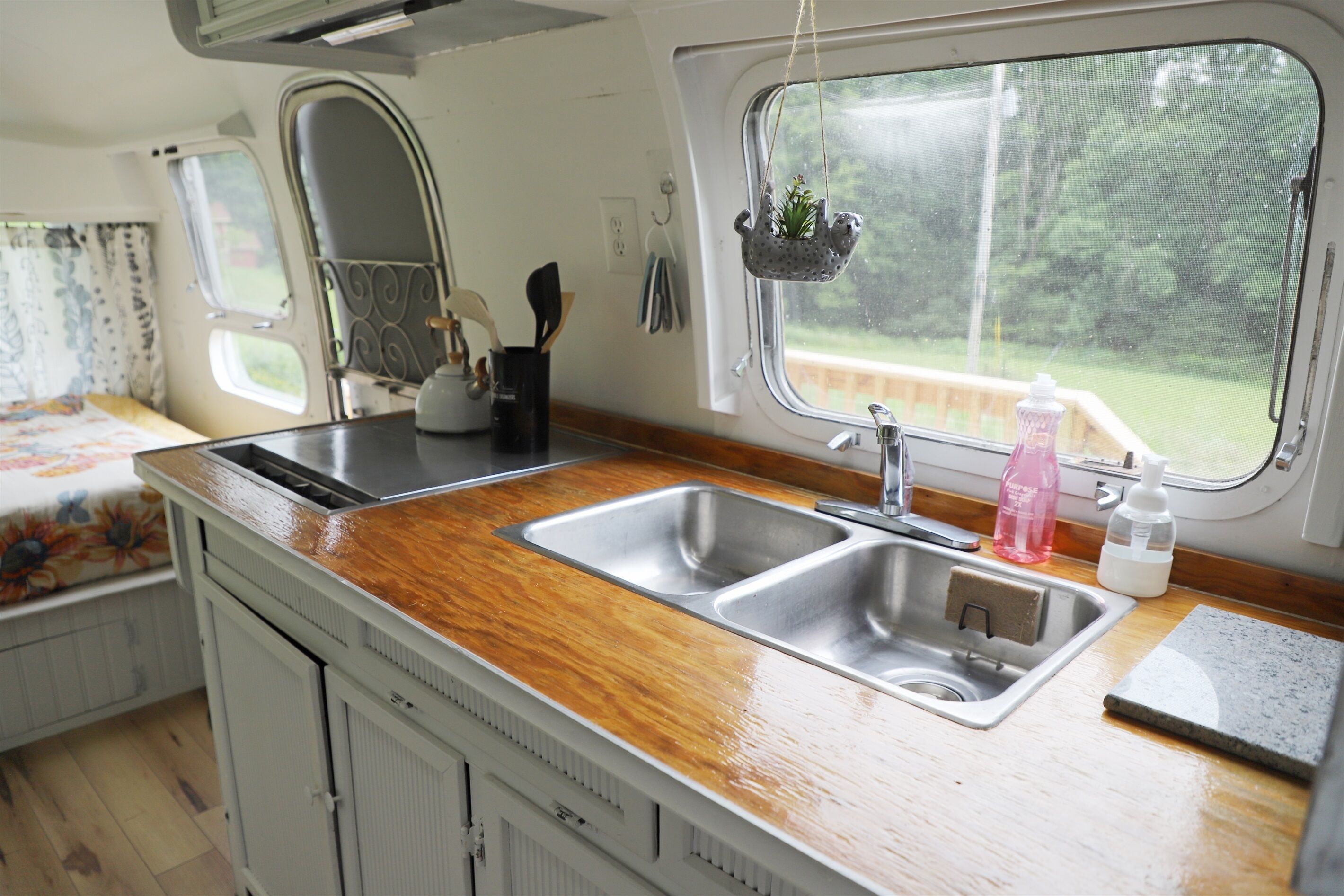 Fridge, oven, stovetop, coffee/tea maker