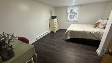 4 bedrooms, desk, iron/ironing board, travel cot