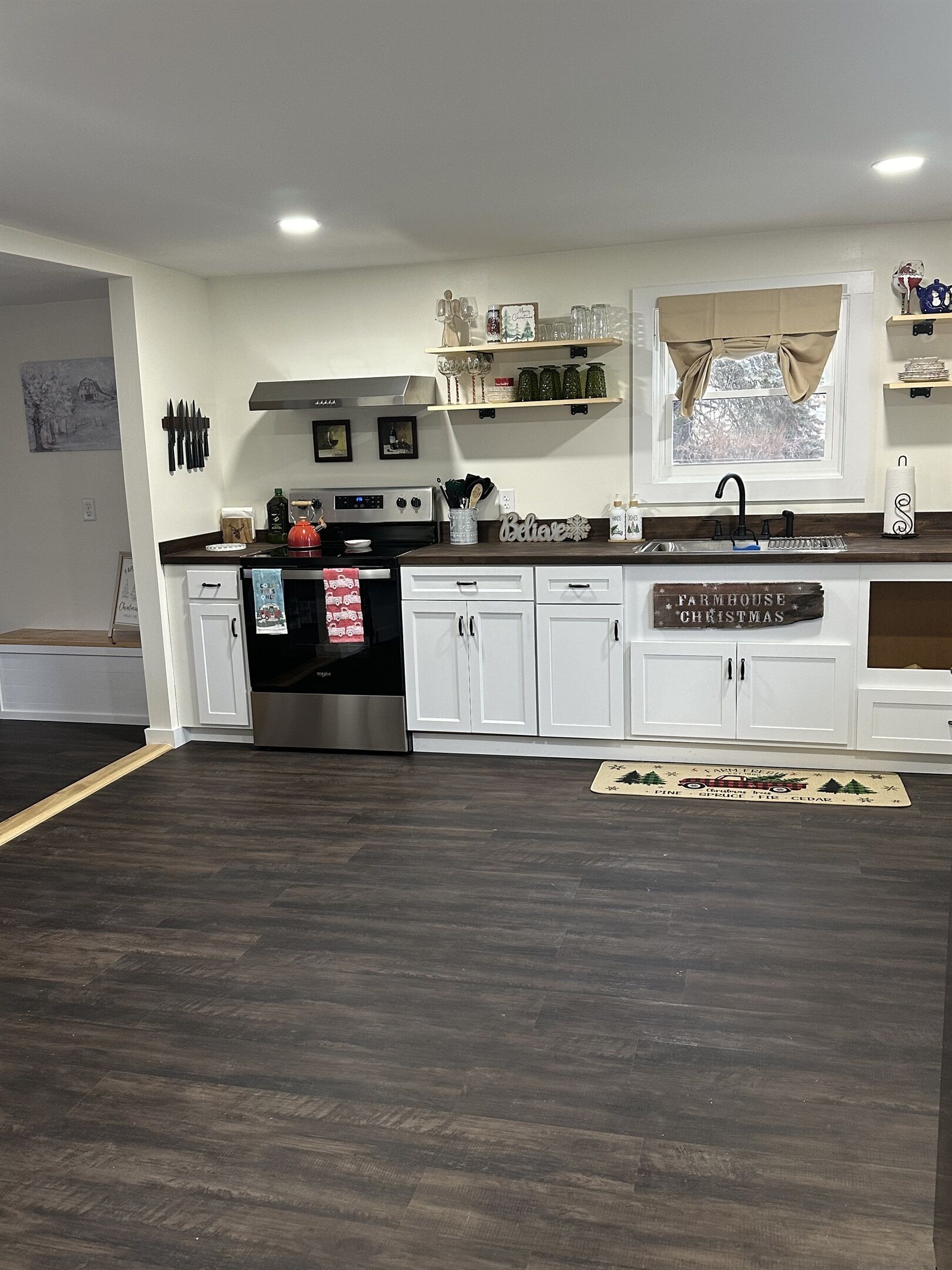 Een koelkast, een microgolfoven, een oven