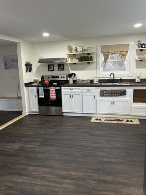 Fridge, microwave, oven, coffee/tea maker - *NEW*Christmas in Cooperstown-2 KINGS! EV Charger (Richfield Springs)