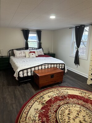 4 chambres, bureau, fer et planche à repasser, lit de bébé portatif