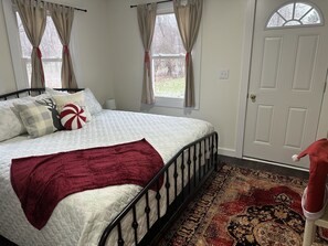 4 bedrooms, desk, iron/ironing board, travel cot - *NEW*Christmas in Cooperstown-2 KINGS! EV Charger (Richfield Springs)
