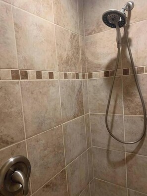 Shower, towels - *Fly Creek Manor*3.7Mi to HOF*4Bedrooms2Ba/Sleep10 (Fly Creek)