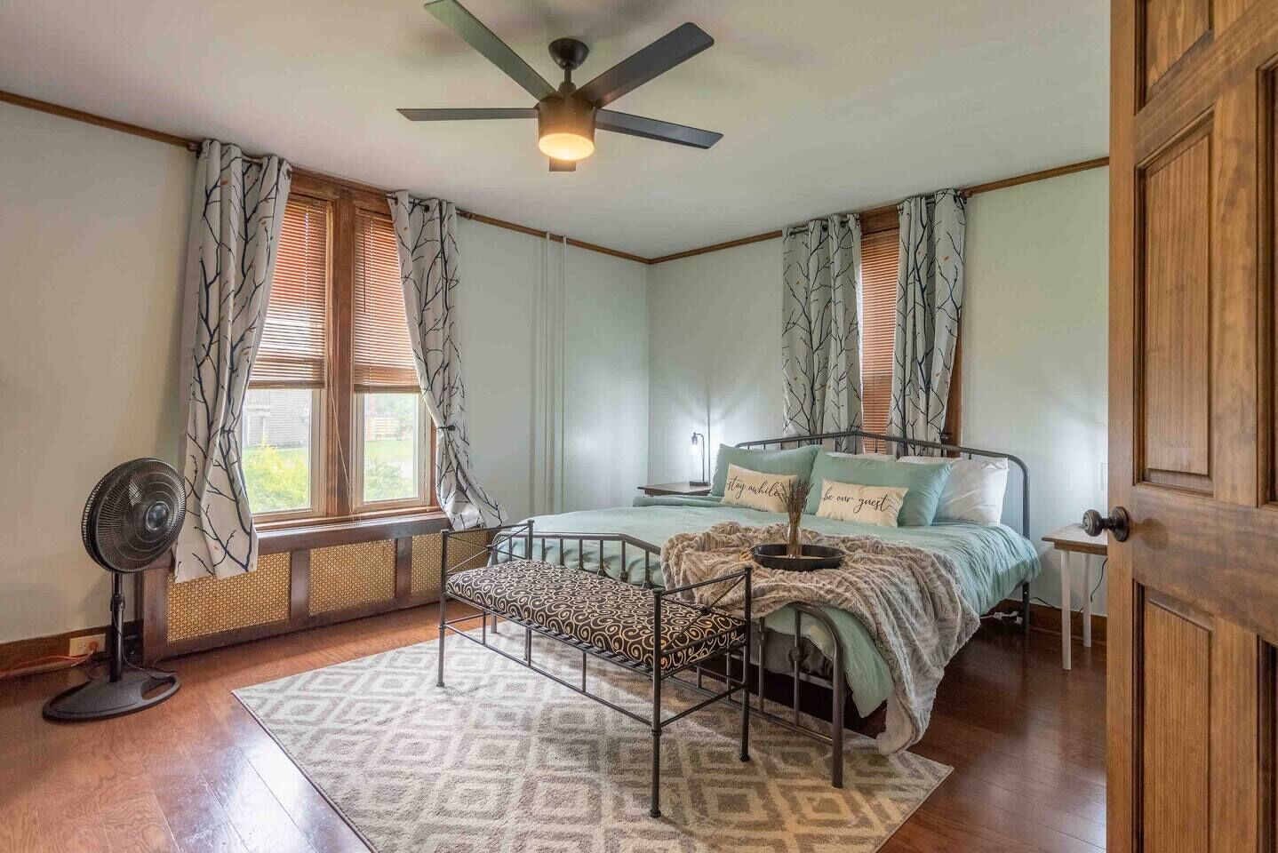 4 soverom, skrivebord, strykejern/-brett og reiseseng for barn