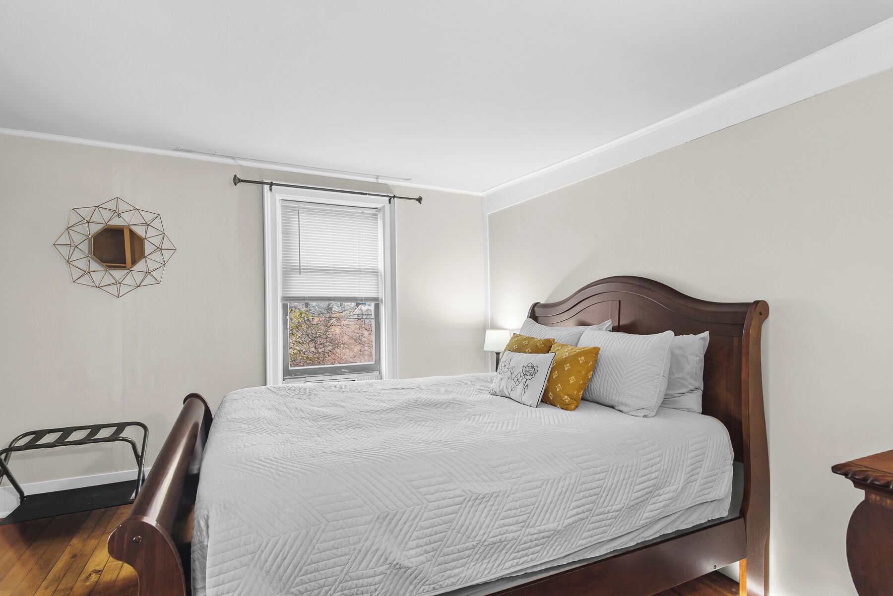 4 bedrooms, desk, iron/ironing board, travel cot