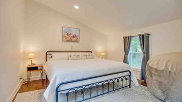 3 bedrooms, iron/ironing board, travel crib, free WiFi