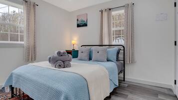 2 bedrooms, iron/ironing board, WiFi, bed sheets