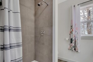 Dusche, Handtücher, Seife, Shampoo