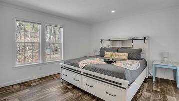 3 bedrooms, desk, iron/ironing board, travel cot