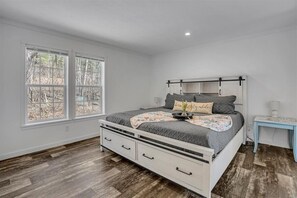 3 Schlafzimmer, Schreibtisch, Bügeleisen/Bügelbrett, Reisekinderbett