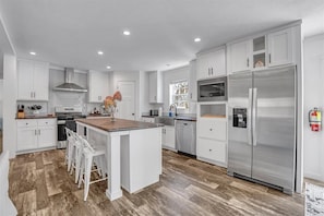 Fridge, microwave, stovetop, dishwasher