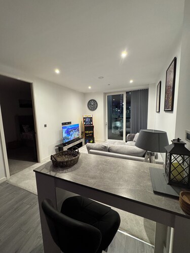Luxury Modern Balcony Apartment - Media city - next to old Trafford  