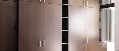 2 habitaciones, cortinas blackout y tabla de planchar con plancha