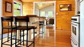 Fridge, oven, stovetop, coffee/tea maker